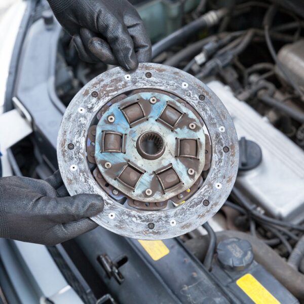 Sprzęgło samochodowe: Budowa, działanie i typowe problemy.
