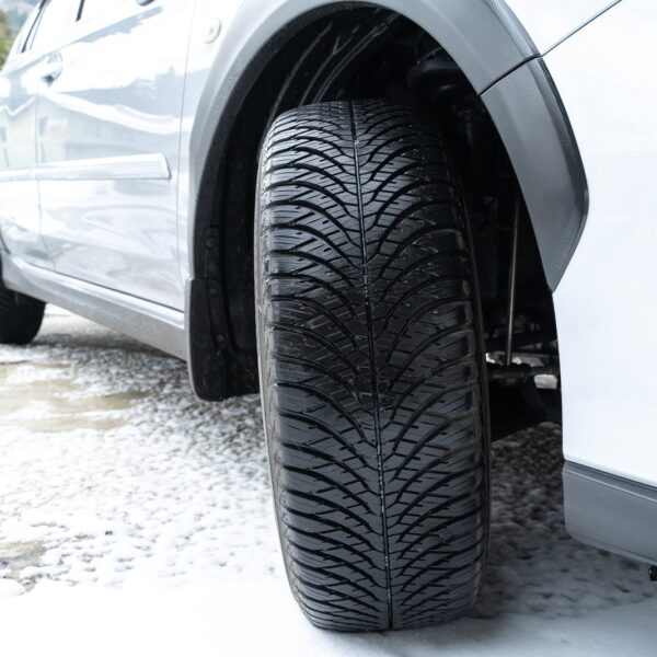 Czy warto inwestować w opony całoroczne? Porównanie z oponami sezonowymi.