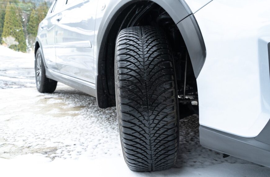 Czy warto inwestować w opony całoroczne? Porównanie z oponami sezonowymi.
