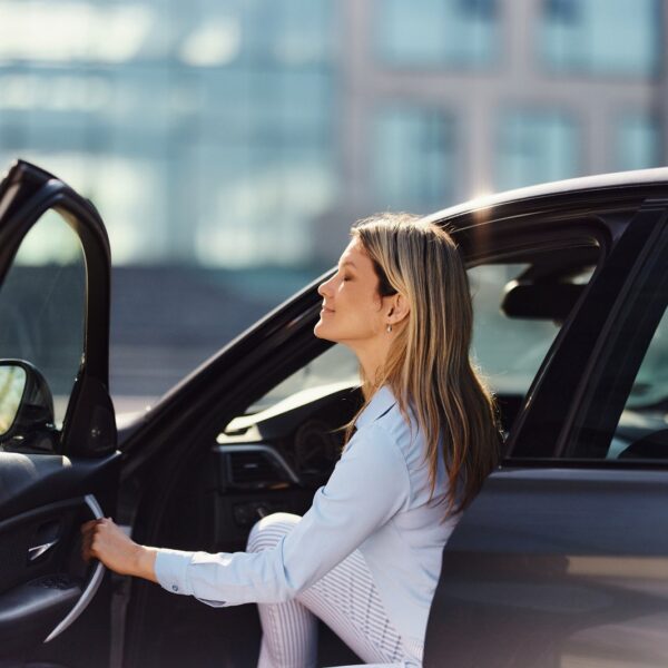 Dlaczego kopie mnie prąd jak dotykam metali po wyjściu z samochodu?