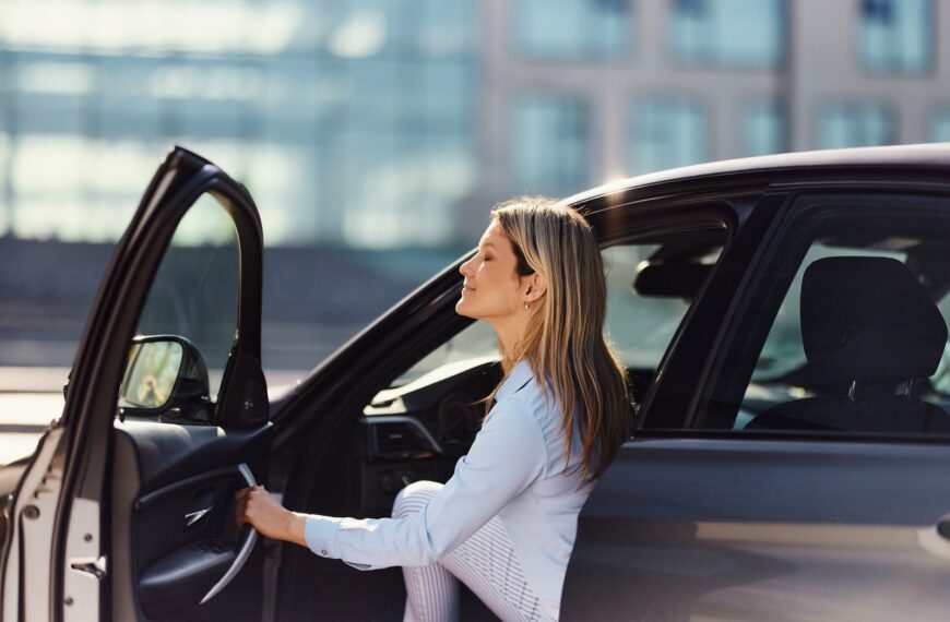 Dlaczego kopie mnie prąd jak dotykam…