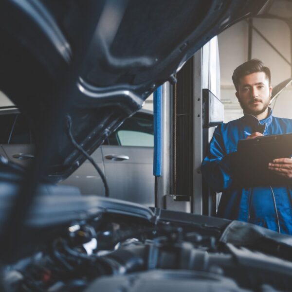 Jak sprawdzić poziom oleju: prosty poradnik dla każdego