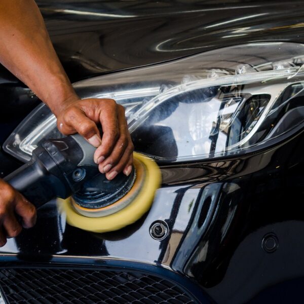 Jak wypolerować lampy: odzyskaj blask swoich reflektorów