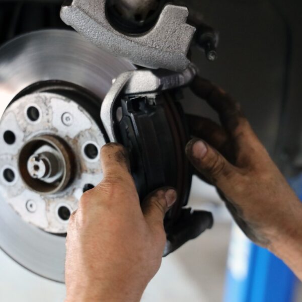 Jak samodzielnie wymienić klocki hamulcowe: Praktyczny poradnik