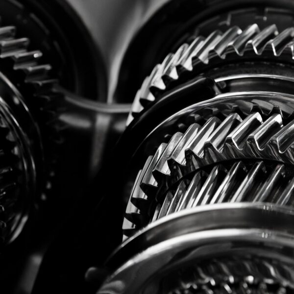 Historia rozwoju automatycznych skrzyń biegów: Od pierwszych modeli po najnowsze technologie.