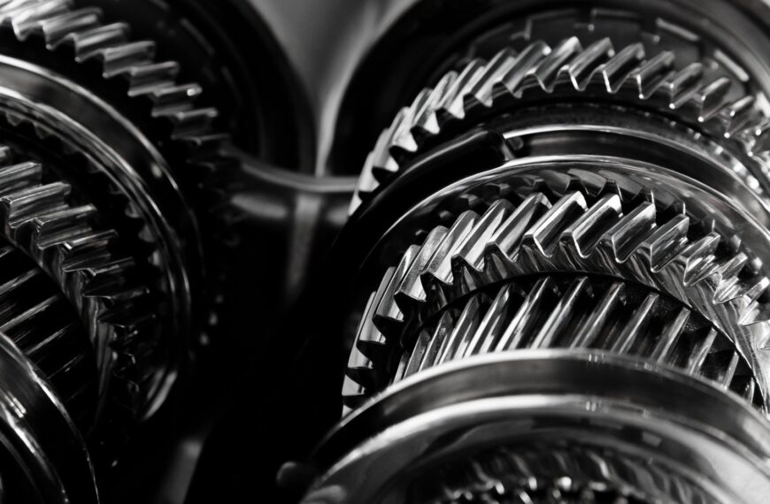 Historia rozwoju automatycznych skrzyń biegów: Od pierwszych modeli po najnowsze technologie.