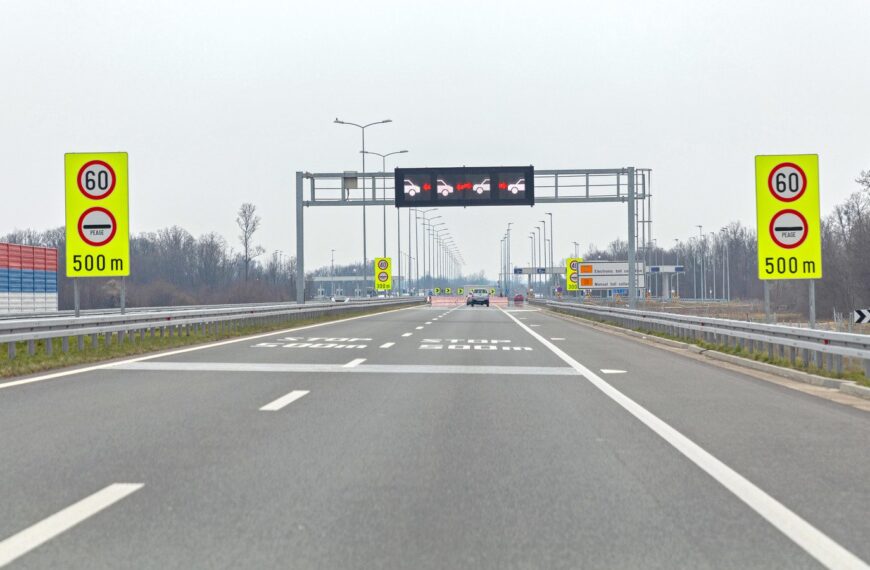 Jak efektywnie poruszać się w ruchu miejskim: Strategie unikania korków i oszczędzania paliwa.