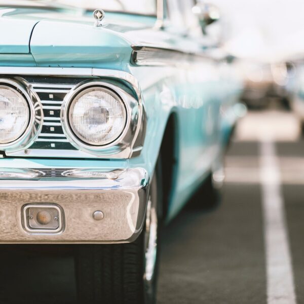 Historia kultowych modeli samochodowych: Od klasyków po nowoczesne legendy.