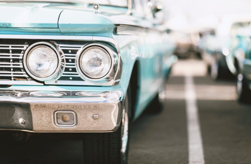 Historia kultowych modeli samochodowych: Od klasyków po nowoczesne legendy.