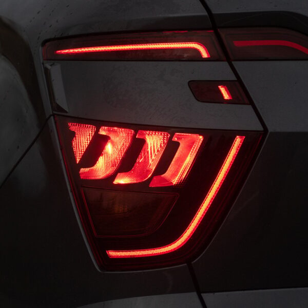 Historia rozwoju technologii LED w oświetleniu samochodowym: Od halogenów do nowoczesnych diod.