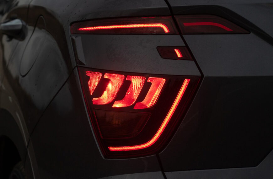 Historia rozwoju technologii LED w oświetleniu samochodowym: Od halogenów do nowoczesnych diod.