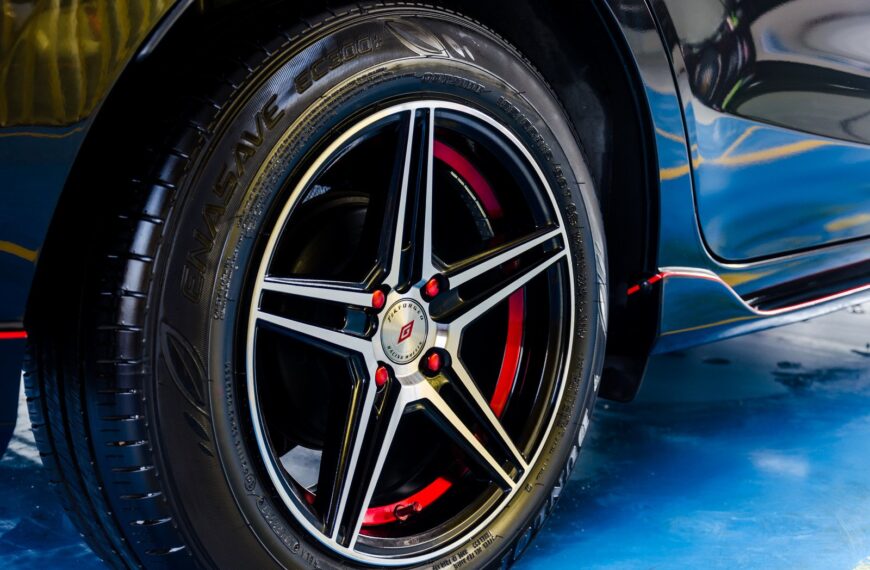 Jak wybrać odpowiednie felgi do swojego samochodu: Poradnik dotyczący materiałów, rozmiarów i stylów.