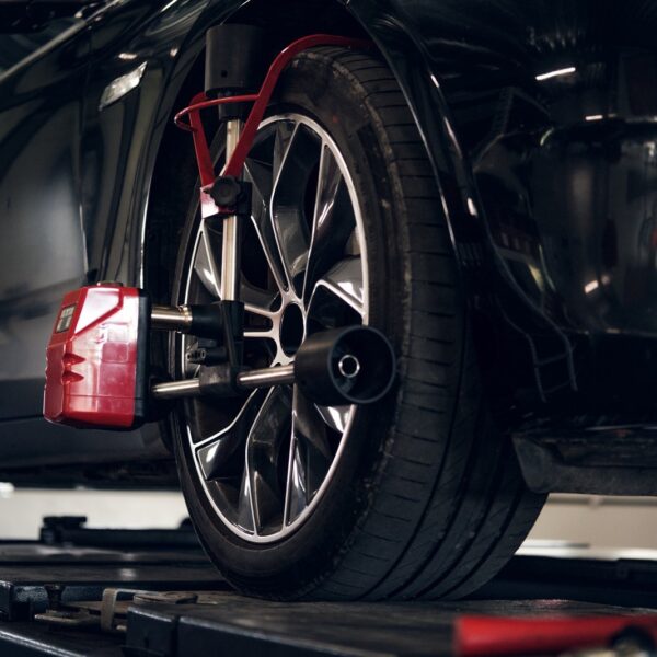 Jak prawidłowo ustawić geometrię kół: Klucz do bezpiecznej i ekonomicznej jazdy.