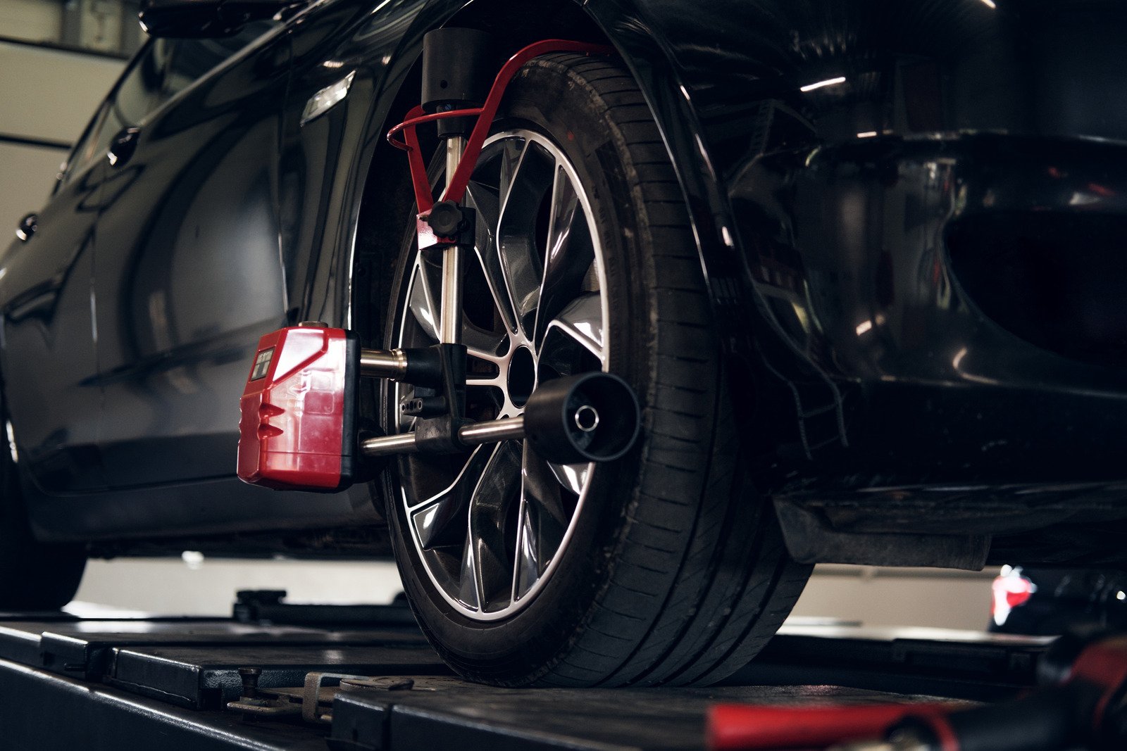 Jak prawidłowo ustawić geometrię kół: Klucz do bezpiecznej i ekonomicznej jazdy.