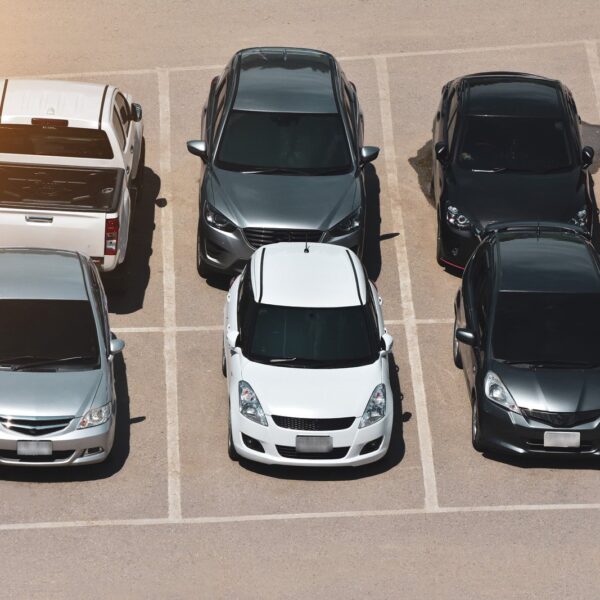 Jak działają nowoczesne systemy wspomagania parkowania: Kombinacja technologii i praktyka.