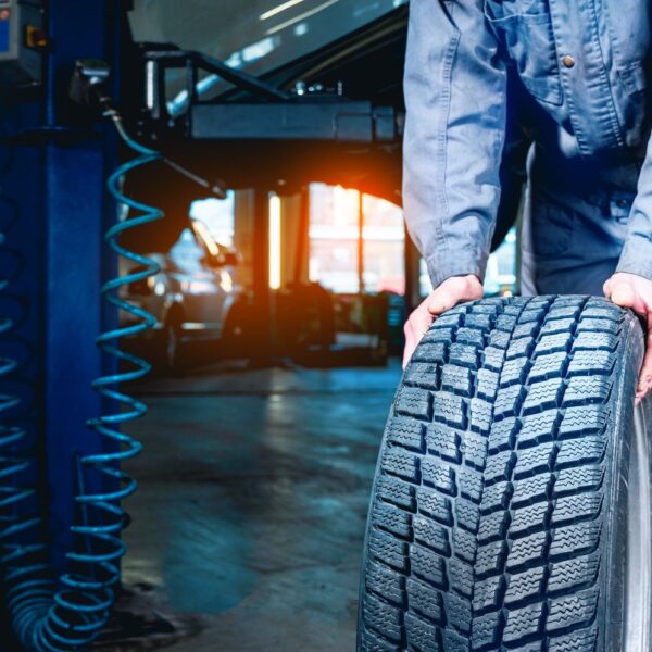 Jak prawidłowo przechowywać opony poza sezonem: porady i techniki.