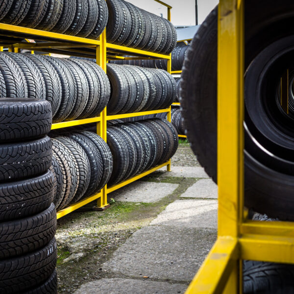 Jakie są różnice między oponami do jazdy miejskiej a oponami do autostradowej? Przewodnik dla kierowców.