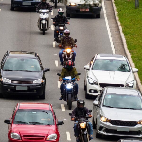 Kluczowe różnice między jazdą na motocyklu a samochodem: Porównanie bezpieczeństwa i technik jazdy.
