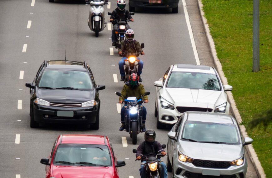 Kluczowe różnice między jazdą na motocyklu a samochodem: Porównanie bezpieczeństwa i technik jazdy.