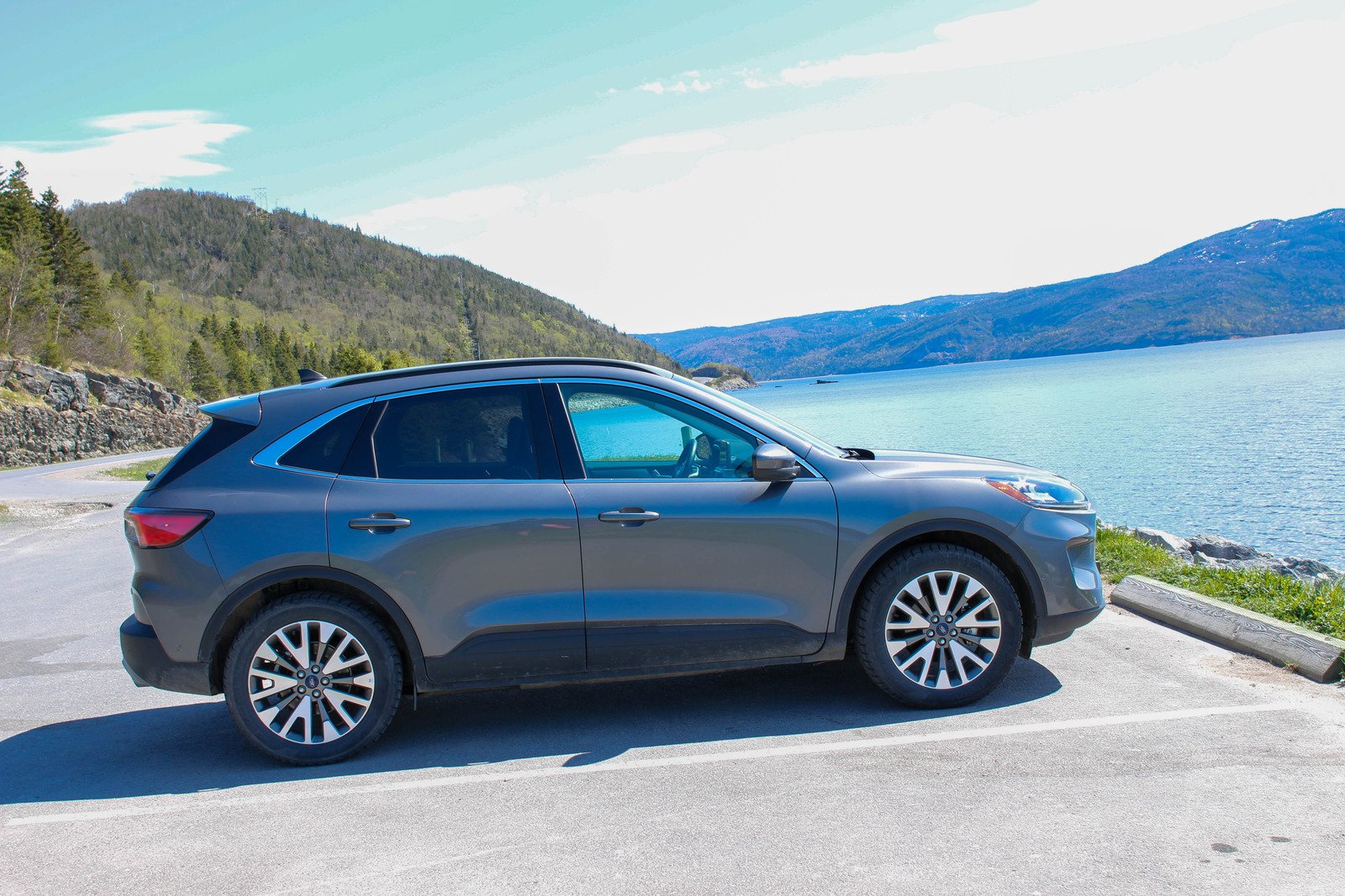 Historia rozwoju hybrydowych SUV-ów: Jakie zmiany przyniosły lata 2000-2023?