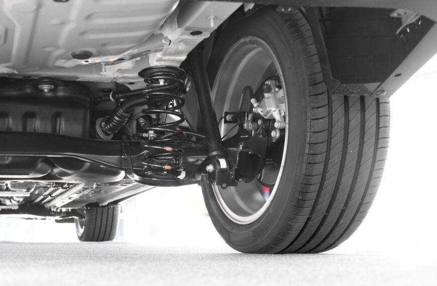 Jakie są najczęstsze oznaki zużycia zawieszenia i kiedy warto udać się do mechanika?