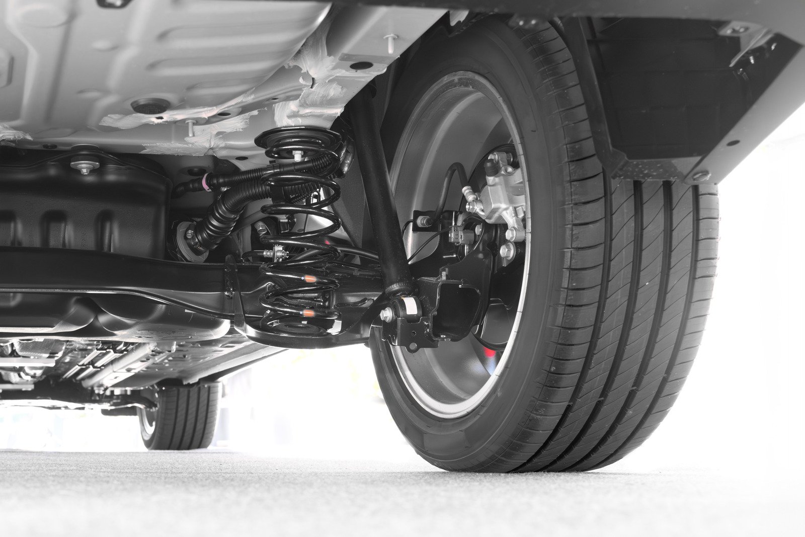 Jakie są najczęstsze oznaki zużycia zawieszenia i kiedy warto udać się do mechanika?