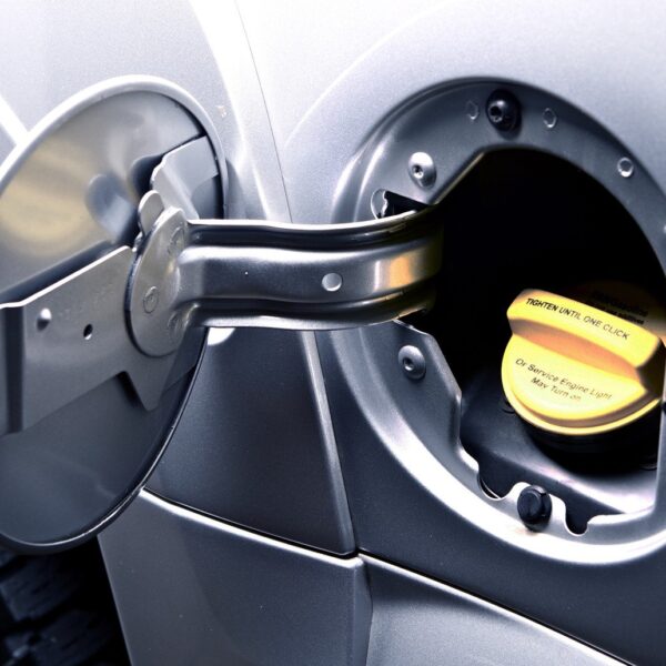 Najlepsze techniki oszczędzania paliwa na autostradzie: Zmień swoje nawyki za kółkiem.