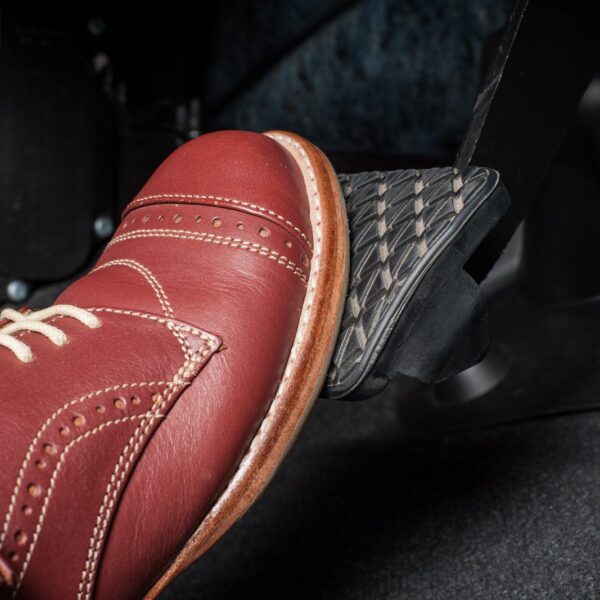 Wpływ stylu jazdy na zużycie hamulców: Jak jechać, by przedłużyć ich żywotność?