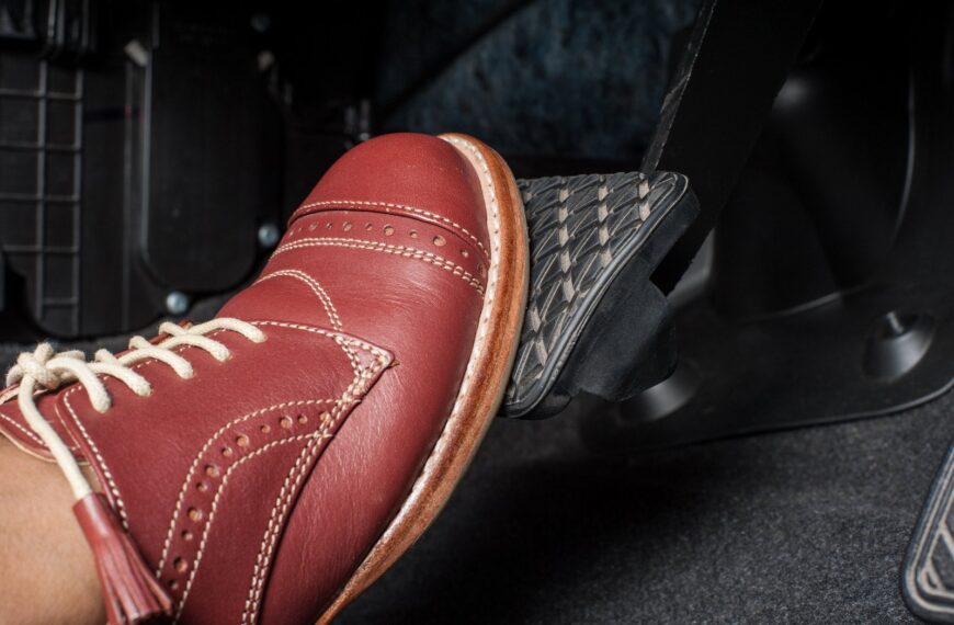 Wpływ stylu jazdy na zużycie hamulców: Jak jechać, by przedłużyć ich żywotność?