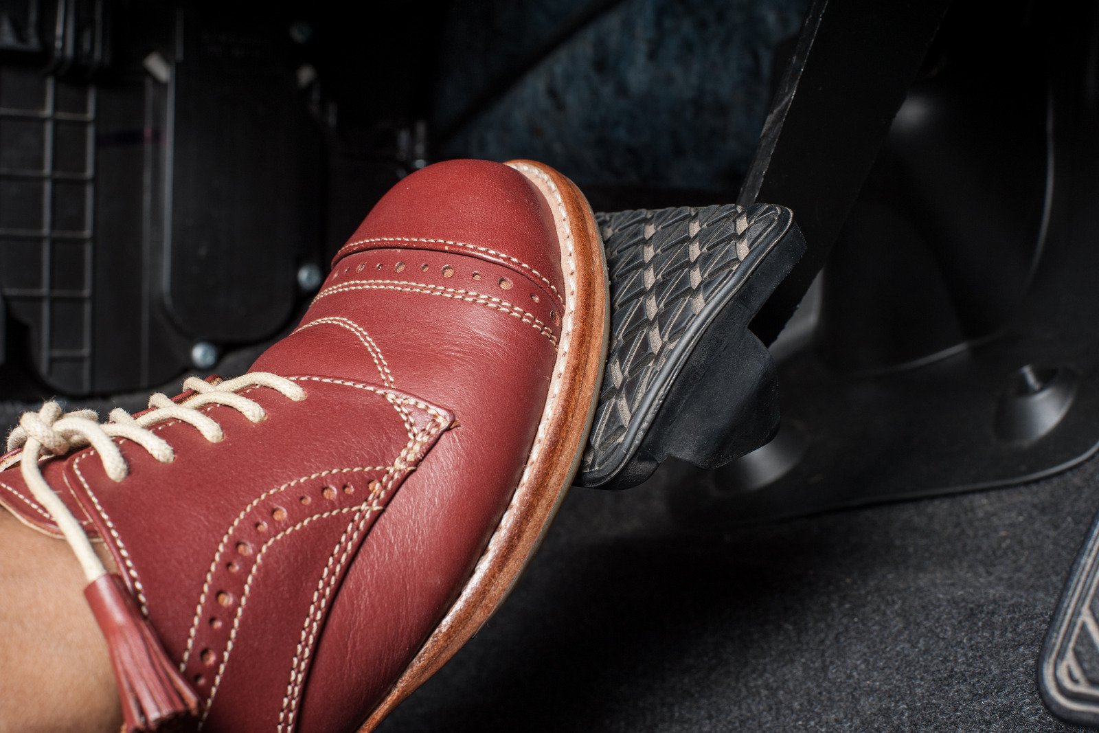 Wpływ stylu jazdy na zużycie hamulców: Jak jechać, by przedłużyć ich żywotność?